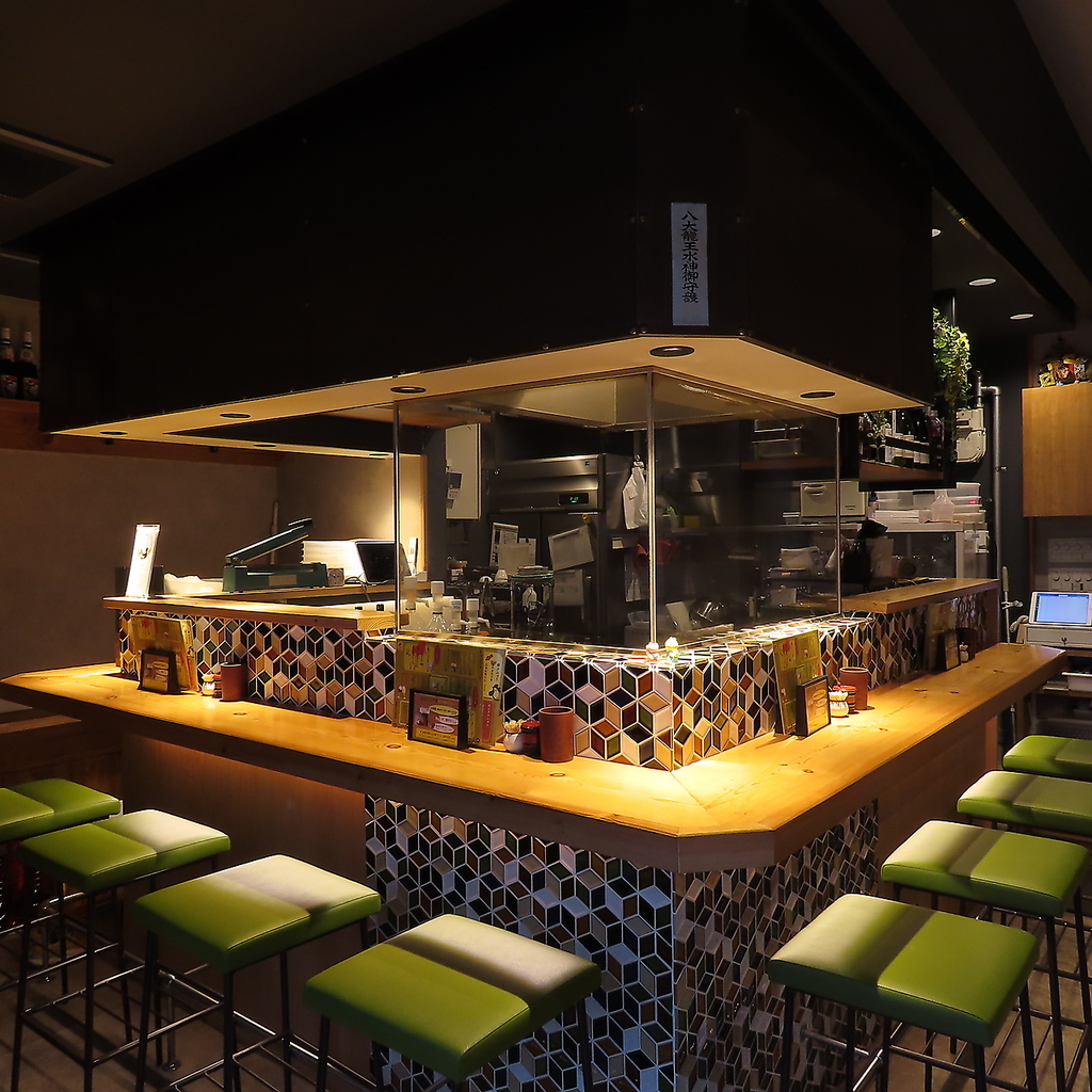 カウンター8席。目の前で焼き上がりを見ながら舌鼓!!