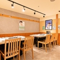【大小さまざまなお席をご用意】店内は温かみのある明かりで雰囲気抜群♪気の合うお友達との飲み会や女子会などに是非ご利用ください。お席は人数に合わせてご用意できます。ご相談ください！皆さまのご来店を心よりお待ちしております。