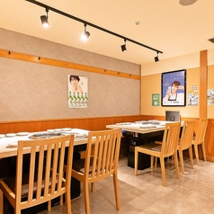 【大小さまざまなお席をご用意】店内は温かみのある明かりで雰囲気抜群♪気の合うお友達との飲み会や女子会などに是非ご利用ください。お席は人数に合わせてご用意できます。ご相談ください！皆さまのご来店を心よりお待ちしております。