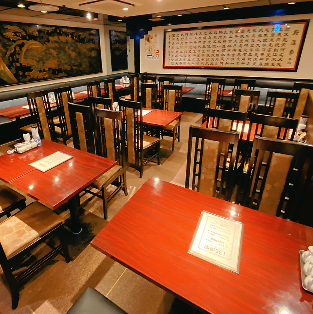 広々とした店内はご宴会に最適です。様々なシーンに合わせて、テーブルのレイアウト変更可能です。