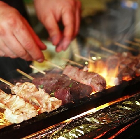 群馬直送、上州豚のもつ焼きやとちりとり鍋のほか、熊本直送馬刺しが堪能できるお店。