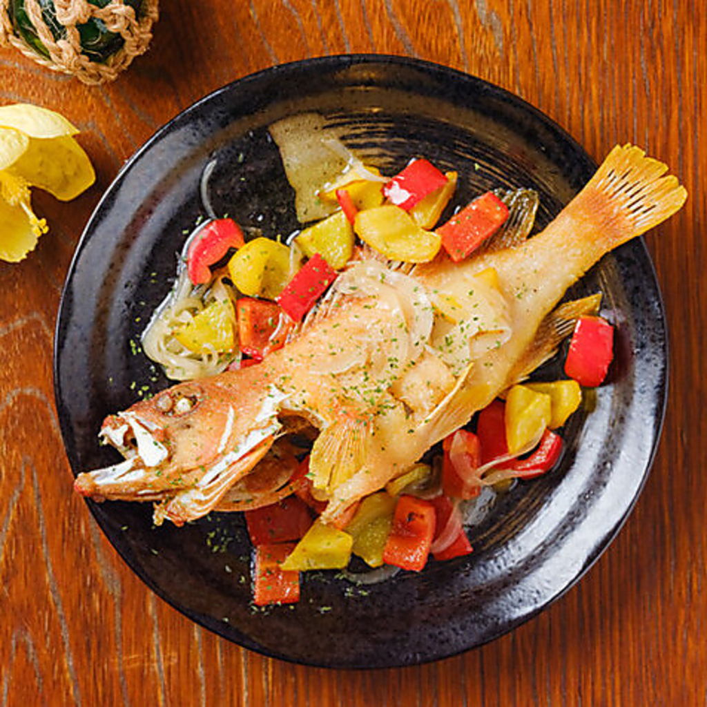 地元沖縄の鮮魚を使用したお料理を豊富にご用意。お酒との相性も抜群ですのでぜひご賞味くださいませ