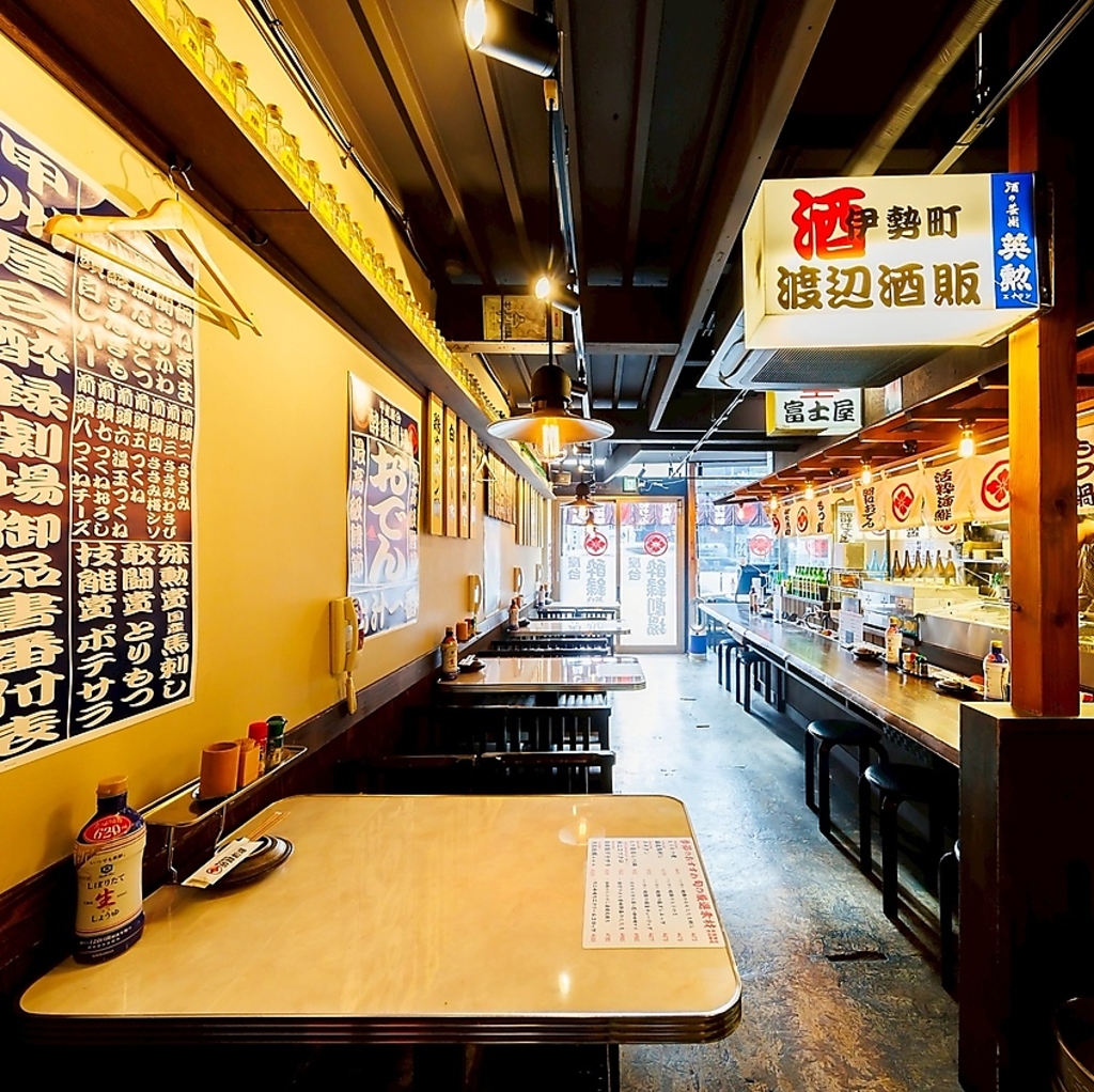 昭和横町をイメージした店内はどこかほっとするような雰囲気！友だち飲み会やデートなどにおすすめ◎