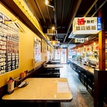 昭和横町をイメージした店内はどこかほっとするような雰囲気！友だち飲み会やデートなどにおすすめ◎