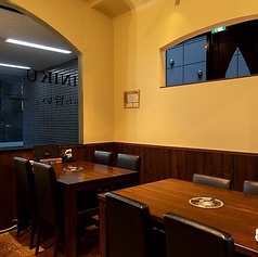 【テーブル席】女子会やデートなど、多彩なシーンに合わせてご利用いただけるテーブル席は、2名様~4名様までご利用可能です。当店自慢の【炊き肉】をぜひご堪能ください!