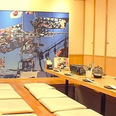 【掘りごたつ宴会】新年会などの各種会社宴会、同窓会、二次会など大人数での団体利用まで、幅広い用途にご利用いただける掘りごたつ席ございます。みんなでワイワイたくさん飲んで食べて盛り上がるも良し、ゆっくりと語らいながら過ごすのも◎