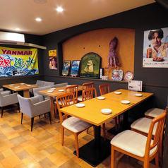 2～4名用のテーブルを2つ、さらに7名用のテーブルを1つご用意しており、最大で15名までのグループに対応可能です。少人数での飲み会や、小規模な打ち上げなどに最適な環境を提供しています。