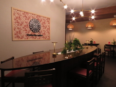 最大12名様ご案内可能の円（楕円）卓テーブルです