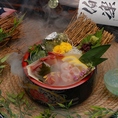 塩釜直送の鮮魚を中心に、その日一番の状態の魚を厳選してご提供。鮮度の良さが際立つ刺身は、口に入れた瞬間に旨みが広がります。見た目の美しさにもこだわり、彩り豊かに仕上げた一皿は食卓を華やかに演出。日本酒とともにゆっくり味わいたい一品です。