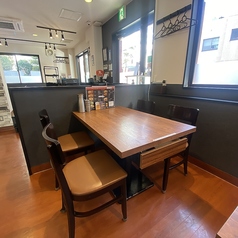 一卓一卓のテーブルは広々とお使いいただけるのでゆっくりと落ち着いてお食事を楽しめます！