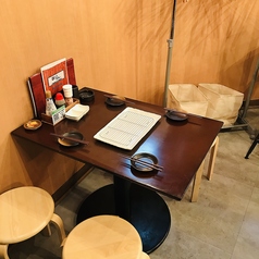 【4名テーブル席】4名様でゆったり楽しめるテーブル席をご用意。仲間との飲み会や女子会にぴったりのコンパクトな空間で、揚げたての串揚げを囲みながら会話も弾みます。目の前で揚げた串をサクッと味わえる贅沢な時間をどうぞ。