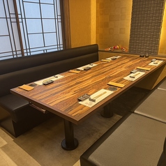 【完全個室テーブル 6名様席×1】プライベート空間の個室を完備しているので、安心してお食事を楽しめます。周囲を気にせず、大切な方との親睦を深める際にも是非…。