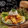 特製ダレにじっくり漬け込んだ鶏肉を、サクサクの衣で揚げた人気の一品。外は軽やかで中はジューシーに仕上がり、噛むほどに旨みが広がります。しっかりとした味付けでお酒との相性も抜群。食べ応えがありながらも、つい手が伸びるやみつきの美味しさです。