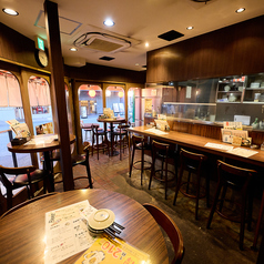 【2名様掛けテーブル席】ご同僚とのサシ飲みなどにカジュアルに座れるテーブル席は3卓をご用意しております◎