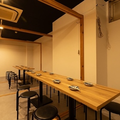 ゆったり座れる扉付き個室は宴会にもピッタリ!会社の宴会や友人との飲み会など、落ち着いた照明と和の雰囲気に包まれて、会話も盛り上がること間違いなし!宴会コースは飲み放題付4000円~!