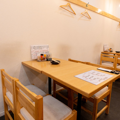 明るく清潔感あふれる店内には、4名様掛けのテーブル席を8卓ご用意しております。ご家族でのお食事やご友人同士での飲み会、小規模なグループでのご利用など、様々なシーンで快適にお過ごしいただけます。