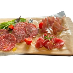 【DISHES】生ハムとサラミ盛り合わせ