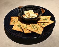 蜂蜜とシナモンが織りなす♪手作りハニーチーズ豆富クラッカー添え