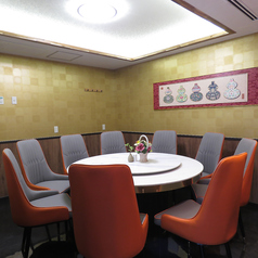 【テーブル席】最大9名様までお座りいただけるテーブル席がご用意しております。広々とした空間でゆったりとおくつろぎいただけます。