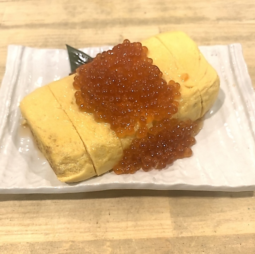 出汁巻きたまごいくらのせ♪出汁巻き卵にいくらをふんだんにのせた、何ともいえない贅沢な一品です。