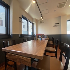 一卓一卓のテーブルは広々とお使いいただけるのでゆっくりと落ち着いてお食事を楽しめます！