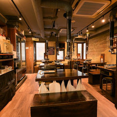 一定のスペースで配置しているテーブル席となっているのでごゆっくりとお寛ぎいただけます。