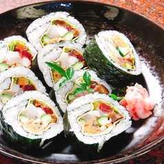 【名物3】錦巻寿司！海鮮5種類を豪快に巻き上げた逸品。シェアしたり、お持ち帰りもOKの写真