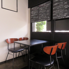 席を繋げて団体、貸切利用も可能です