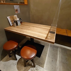 お仕事終わりのちょい飲みにもお気軽にご利用いただけるお席をご用意しております。当店人気メニュー「ジンギスカン串焼き」をご賞味ください。