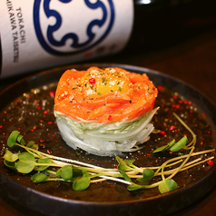 サーモンとアボカドのタルタル温玉のせ