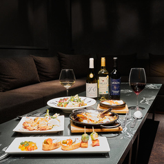 ～6名 / 釜山式最先端ダイニングルーム（カラオケDAM利用可能）。個室をご利用のお客様は個室料として1名様あたり1,100円頂戴致します。