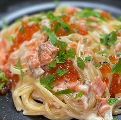 いくらとサーモンとほうれん草のクリームパスタ