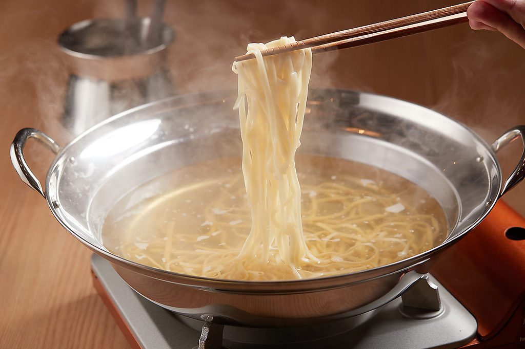 〆の沖縄そば　シークァーサー胡椒との相性抜群！！