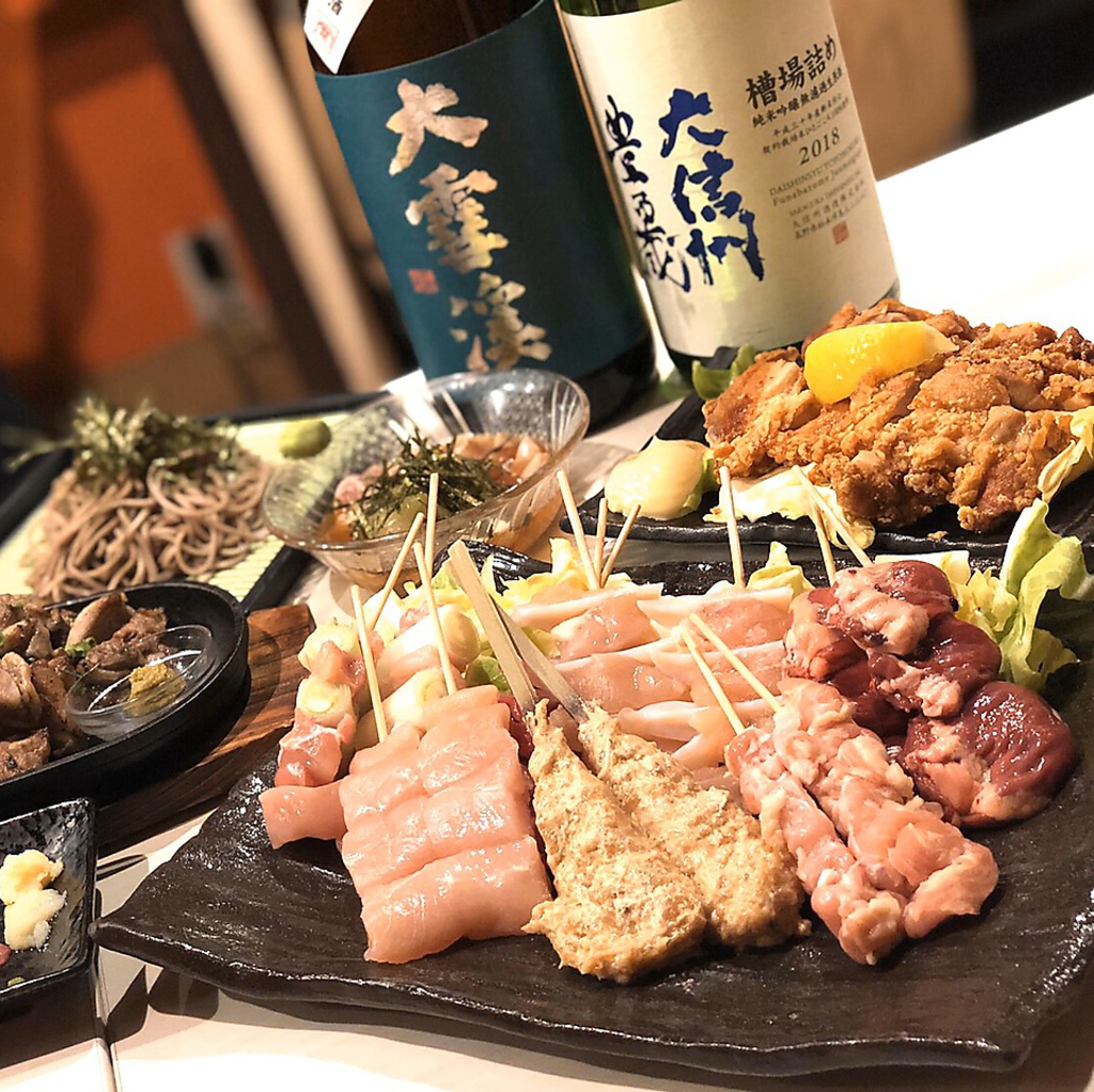 当店自慢の【備長炭】で焼いたこだわりの串焼きと料理に合う地酒も種類豊富にご用意しております。