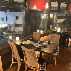 ～気軽にお立ち寄りしやすい窓際テーブル席もご用意～