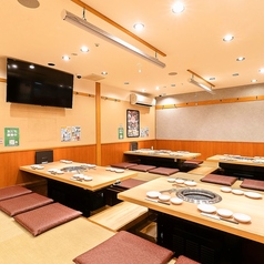 【最大30名様までご利用可能】開放的かつ居心地の良い席や掘りごたつ席、またお気軽に立ち寄れるテーブル席など種類豊富なお席をご用意しております！貸切宴会も承っておりますので、人数や予算などお気軽にお問い合わせください。またテレビも設置しているので各種スポーツ中継もお楽しみ頂けます。