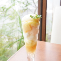 フレッシュ桃のまるごとパフェ