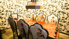 2部屋（4名様～12名様）ご予約はお電話にてお問い合わせください。各種宴会や会食におすすすめの完全個室をご用意しております。隣の席を気にする事なくお食事と会話を楽しめるのも完全個室ならでは。中国の雰囲気を感じられる壁紙や椅子など当店こだわりの内装にもご注目下さい。