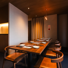 連結して最大10名様程度までのグループ利用が可能。阿佐ヶ谷の景色を楽しめるお席です。