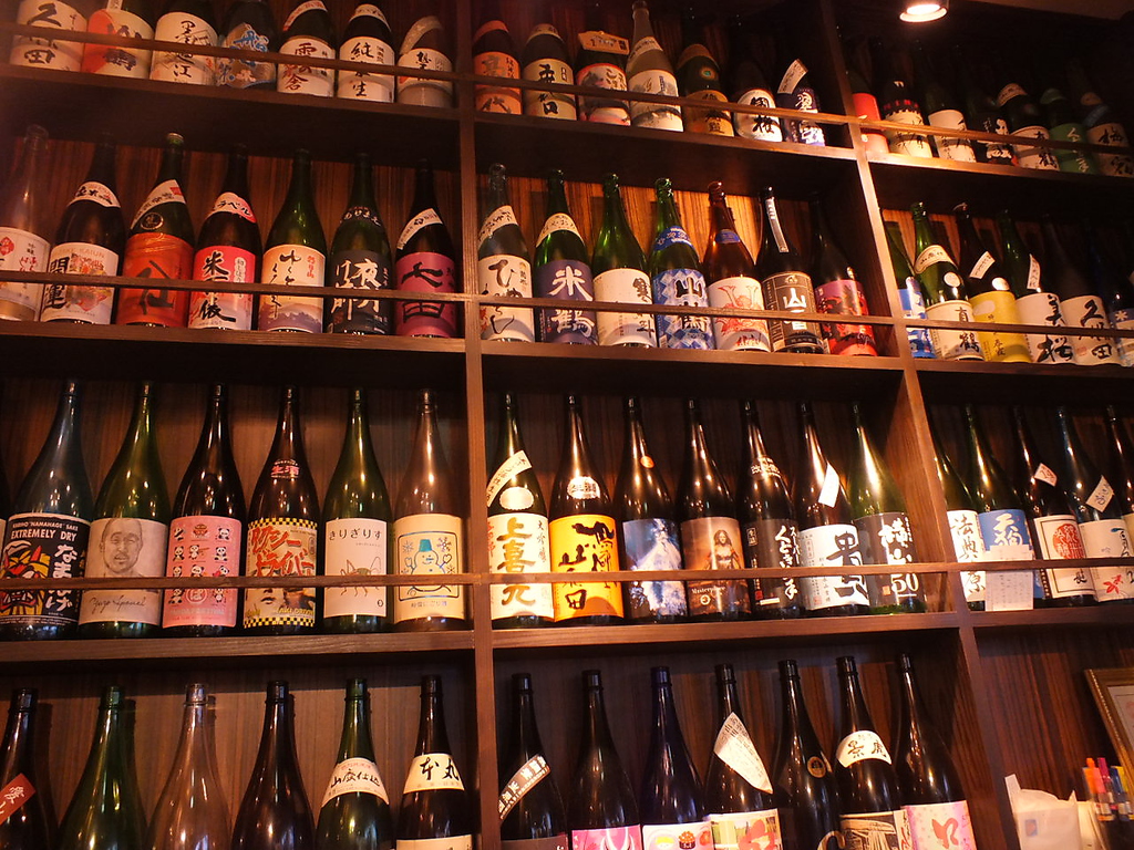 日本中の日本酒がズラリ！沖縄ではなかなか手に入らない、珍しいものばかりです。是非お試しを