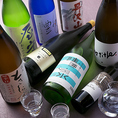 【季節の野菜や魚に合う日本酒】メニュー表は銘柄ごとに特徴を分かりやすく記載し、日本酒初心者の方も楽しめるよう配慮されています◎3種類の飲み比べもぜひお試しください♪