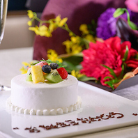 メッセージプレートと花束で華やかなサプライズ演出◎