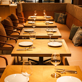 温かな光に包まれた開放的な空間で、焼き立ての本格ナポリピッツァを囲めば、自然と会話も弾みます。関内駅近の好立地で、歓送迎会や記念日の集まりなど、大切な仲間と過ごす特別な夜を華やかに彩ります。