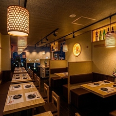 《フロア貸切席》お店のワンフロアを贅沢に独占できる、大規模な会社宴会や特別な記念パーティーのための大型貸切プランです。神保町での格式あるご宴会に最適◎全席完全個室のスタイリッシュな空間で、名物の極上本マグロや新鮮な築地直送海鮮料理、こだわりの日本酒やハイボールで最高の一夜を演出します。