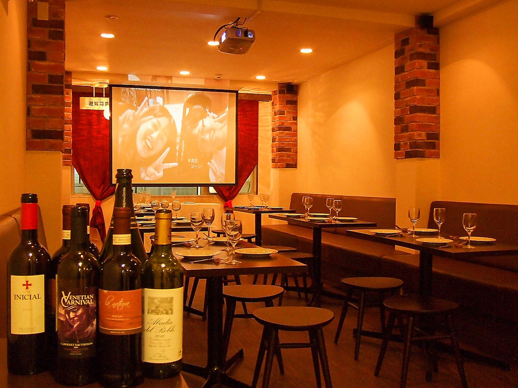 3階はプロジェクター付のパーティスペース。最大50名までOKで、大人数のパーティも安心です。