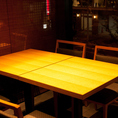 全面ガラス張りですので雰囲気良いテーブル席です。すだれで半個室感覚でも使えます。