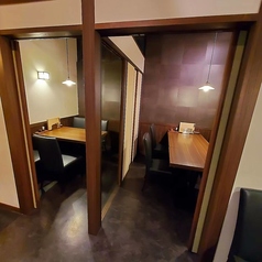 個室席は、プライバシー空間で、落ち着いた雰囲気の中で食事や会話を楽しめます。木製の仕切りと照明が温かみを演出し、快適な座席が配置されています。[沼津/接待/蕎麦/手打ち/お酒/出張/個室]