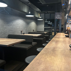 シックで落ち着いたソファー席のテーブル席です。4名様までのご利用ができます！