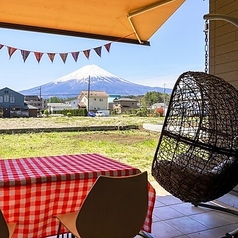 ハンモックチェアに揺られながら、贅沢気分♪富士山を眺めながらのお食事は、心が洗われるような癒し空間です。