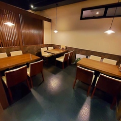 木の温もりが漂う店内は、仲間内だけでリラックスして過ごせる雰囲気です。落ち着いた照明と静かな住宅街の立地も手伝い、大人の集まりや職場の小規模宴会に好評です。